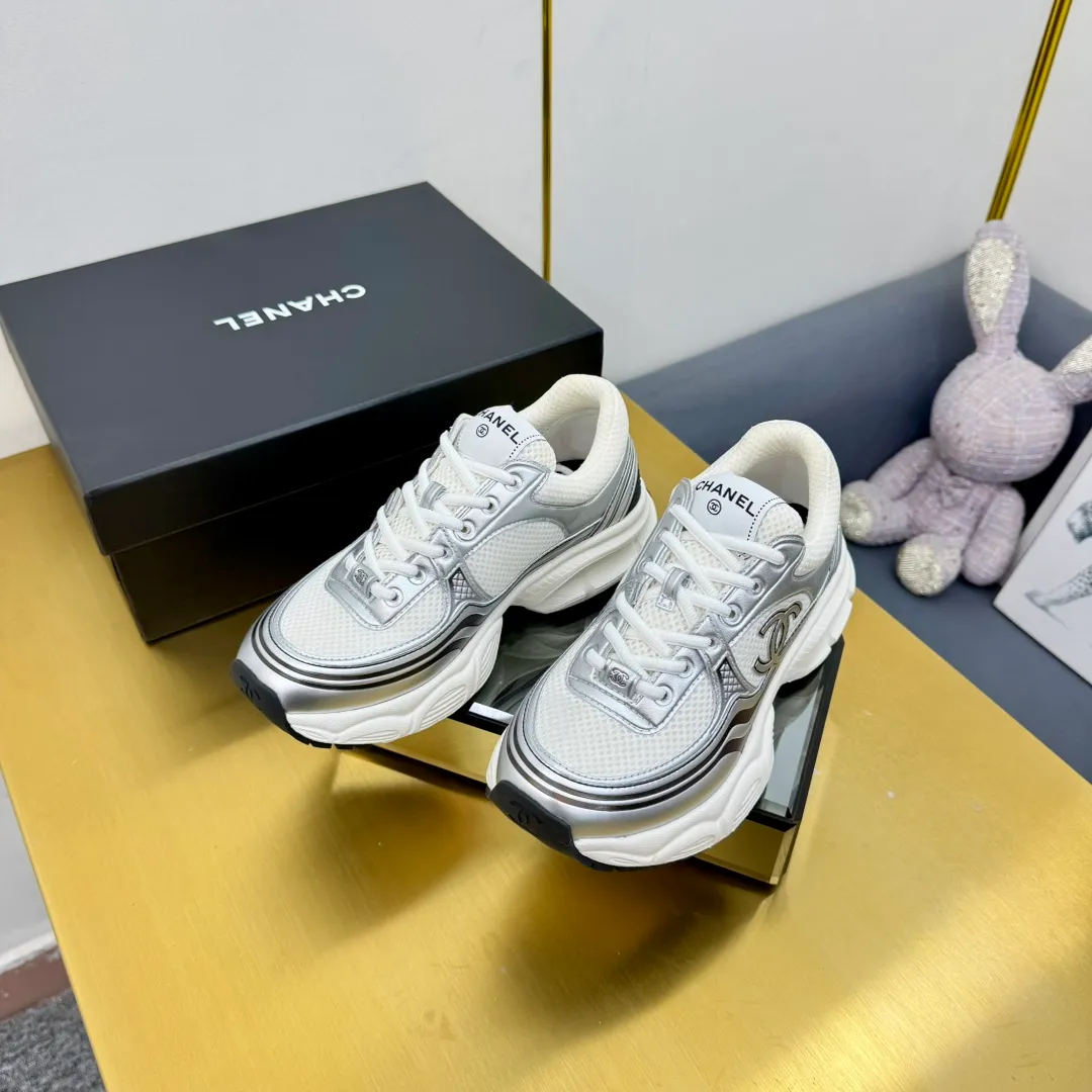 👟👟Ex-factory price 680👟👟 Upgraded version, upgraded version, upgraded version! No rebuttal accepted! ! ! ! Chanel Chanel dad shoes, couples' model for men and women - 2025 top casual sports shoes in the counter. This classic design; the upper is electro-embroidered with various techniques; ❷The inner lining is made of: original Yangli + net ❸The outsole is based on: the original TPU combination outsole. The full set of boutique packaging for women 35–41